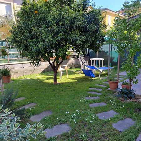 Bilocale Climatizzato A 850M Dalla Spiaggia Casa Katia Marina di Massa Exteriör bild